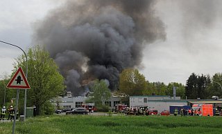 Zu dem Großbrand in einer Maschinenbaufirma in Hüllhorst-Schnathorst wurden mehr als 100 Einsatzkräfte aus dem gesamten Kreisgebiet gerufen - (Archivbild): Klaus Frensing