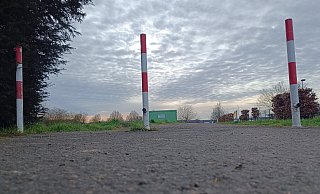 Die Poller auf der Bünder Maschbruchstraße verhindern, dass Autos den Weg benutzen. - Sven Hauhart