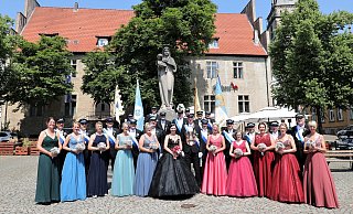 In festlichen Roben: Die Regenten Tanja und Stefan Michels (Mitte) zusammen mit ihrem Hofstaat, den Offiziellen des Schützenvereins und den Fahnenträgern der vier Kompanien auf dem Altstadtmarktplatz. - Simone Flörke