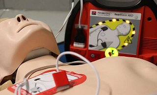 Ein „automatisierter externer Defibrillator" (AED), auf „Laiendefi" genannt, kann im Notfall Leben retten, auch wenn kein Arzt zugegen ist. - Pixabay