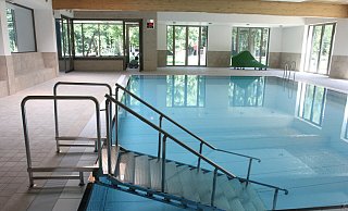 Das Mehrzweckbecken wird überwiegend von Reha-Sportlern und Grundschulen genutzt. Für Familien mit Kindern wurde zur Belustigung eine mobile Rutsche auf Rädern angeschafft (im Hintergrund). - Ulf Hanke