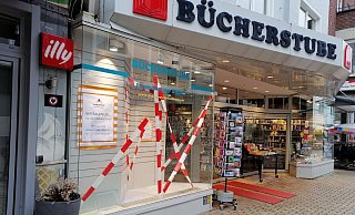 Rot-weißes Flatterband und ein Plakat im Schaufenster weisen auf den Umbau der Bücherstube hin. - Ingrun Waschneck