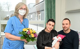 Beyza heißt die kleine Tochter von Hafize und John Baird. Heike Meinefeld, Leitende Hebamme im EvKB, gratuliert mit Blumen zur Geburt. - Manuel Bünemann