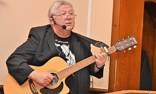 Jörg Czyborra liest nicht nur, er greift auch zur Gitarre und singt, unter anderem ein eigens komponiertes Ochsentour-Lied. Ein Ochse ziert auch das schwarze Shirt. - Karin Prignitz