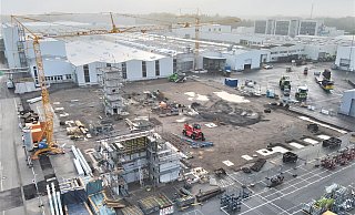 Der Blick auf das aktuelle Baufeld zeigt die Ausmaße der Baustelle auf dem Betriebsgelände des Landmaschinenherstellers Claas in Harsewinkel im Kreis Gütersloh. - Claas