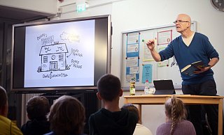 Mit seinem Buch "Meine krasse Monsterklasse" besuchte der in Löhne geborene Autor Thomas Krüger die Grundschule Melbergen-Wittel. es war der Auftakt zu einer ganzen Reihe an Lese-Aktionen. - Felix Eisele