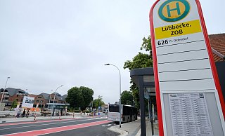 Vom neuen Busbahnhof am Niederwall fahren auch die Busse der beliebten 315-er-Strecke ab. Dennoch steigt das Defizit im ÖPNV und Bürgermeister Frank Haberbosch denkt sogar laut über eine Reduzierung des Angebotes nach. - Heike von Schulz