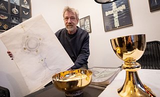 Jahrzehntelang gab Thomas Schnorrenberg Kelchen ihren Glanz zurück oder fertigte Monstranzen an. - Niklas Tüns