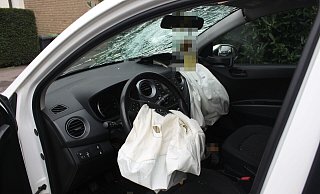 Der Fahrer dieses Hyundais erlitt am Steuer selbst mehrere Blessuren an Kopf und Körper. Erinnerungen an den Unfall hatte er aber nicht mehr. - Polizei