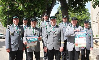 Oberst Karl-Heinz Neu und König Pascal Michels (M.) präsentieren mit dem Vorstand die reformierte Festfolge für das Brakeler Schützenfest. - Burkhard Battran