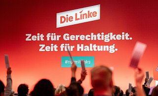 Das neue Logo der Linken zeigt schräg nach oben, was wohl den kommenden Aufstieg symbolisieren soll. Foto: Imago Images - IMAGO/Chris Emil Janßen