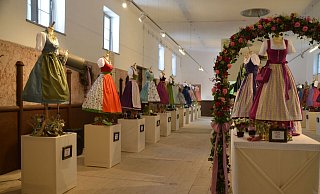 Bei der Gartenschau im österreichischen Bad Ischl wurden Trachtenmoden ausgestellt, in Höxter sollen historische und aktuelle Schützenfestkleider gezeigt werden. - Magdalene Winkelhorst