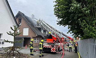 Der Dachstuhl dieses Hauses in Rheda-Wiedenbrück brannte lichterloh. - Thorsten Heß