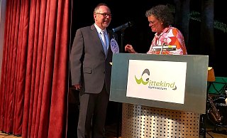 Eberhard Hagemeier wird von der Mindener Schulleiterin Cordula Küppers ausgezeichnet. - Janina Pietruschka
