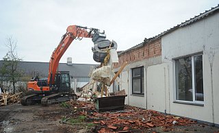 Die Abbrucharbeiten am früheren Hotel Deeke haben begonnen. Der Bagger startete im Bereich des Saals und der Kegelbahn. - Joern Spreen-Ledebur