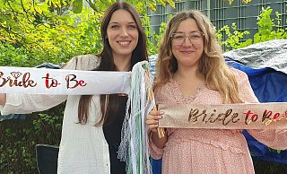 Alina und Denise (v.l.) verkaufen Sachen von ihren (noch ganz frischen) Hochzeiten. Keine Sorge, die beiden sind weiter glücklich. - Kurt Ehmke