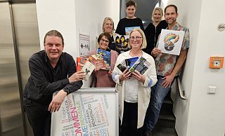 Freuen sich auf interessante Lesungen und Veranstaltungen: Michael Helm (v. l), Anke Stange, Caroline Hanslik, Franziska Herfurth, Christiane Antons, Henning Foh und die Leiterin der Stadtbücherei Spenge Dagmar List (vorne r.). - Alexandra Strameier