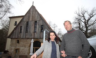 Hans Westfeld und Susanne Wilking wollen an der Mühle ein öffentliches Kulturangebot schaffen. Weil es keine Einigung mit der Stadt gibt, haben sie nun einen Zaun aufgestellt. - Sylvia Tetmeyer