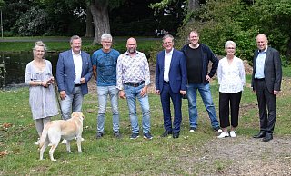 Albert Pleininger (2.v.l.), Bürgermeister Michael Dreier (5.v.l.), Karsten Strack, Kulturschaffender (6. v. l.), Claudia Warnecke, Technische Beigeordnete der Stadt Paderborn (2.v.r.) und Landrat Christoph Rüther (r.) rufen gemeinsam mit Anwohnern zu Spenden für neue Bäume im Riemekepark auf. - Anja Ebner