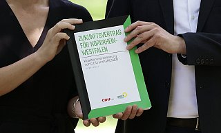 Der schwarz-grüne "Zukunftsvertrag" für Nordrhein-Westfalen. - picture alliance/dpa