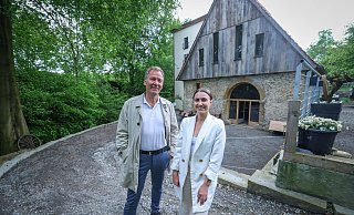 Mühlenbesitzer Hans Westfeld und Event-Managerin Sina Strathemann. - Sarah Jonek