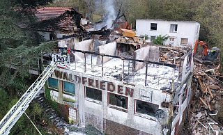 Hier noch beim zweiten Löscheinsatz: Ein Teil des Hotelgebäudes wurde deutlich erkennbar abgerissen. In der Nacht zu Freitag stieg erneut Rauch von dem Gebäude auf. - Thomas Kube