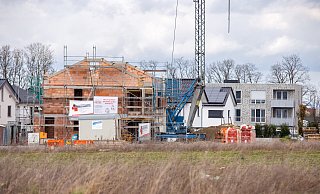 Bauen – wie hier im Paderborner Baugebiet Springbach Höfe – bleibt teuer. - Niklas Tüns