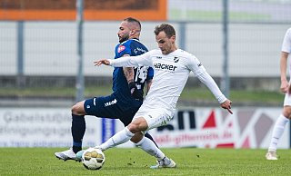 Am Ball bleiben: Christian Derflinger (r.) und der SV Rödinghausen treten diesmal gegen den Bonner SC an. - Noah Wedel