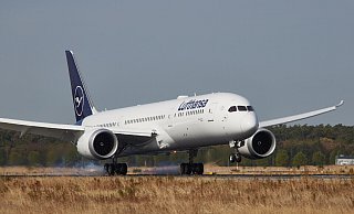 Bald auch in Paderborn: Auf diesem Bild landet der Dreamliner der Lufthansa in Frankfurt. - Oliver Roesler