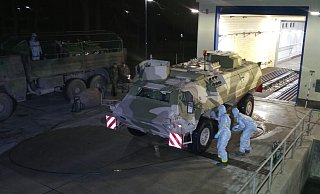 Ein Transportpanzer Fuchs der Bundeswehr wird von den Experten aus Höxter desinfiziert, damit die Gefahr der Übertragung einer Tierseuche verhindert wird. - O. Saalow