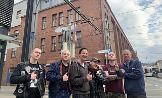 Musik machen im BAJ statt frustriert abhängen auf dem Kesselbrink: "Halma", "Skinny", Streetworker und Bandcoach Uli Böhm, "Krätze", "Kili" und BAJ-Geschäftsführer Markus Schäfer (v.l.) finden das, was dabei rauskommt, top. - Ivonne Michel