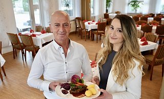 Halil Oduncu und Vlora Berisha präsentieren die beliebte Rinderroulade nach Art des Hauses. - Peter Unger