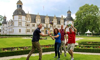 Christian Stork, Geschäftsführer der Schlosspark und Lippesee GmbH, Simone Cramer, Paderborner Sportservice, Rasmus Jakobsmeyer, Vorsitzender der Sportjugend Paderborn, und Mathias Hornberger, Vorsitzender des Stadtsportverbandes Paderborn e.V., laden recht herzlich zum 18. Tag des Paderborner Sports ein. - Schlosspark und Lippesee GmbH