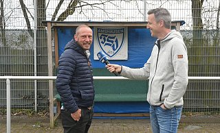 RBB-Redakteur Christian Dexne (r.) interviewte Jörg Böhme jetzt am Sportplatz in Amshausen. Foto: Christian Helmig - Christian Helmig