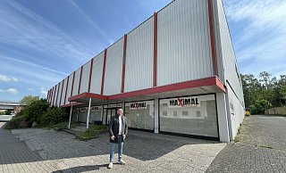 Patrick Welp, Hausleiter Möbel Akut, vor dem neuen Firmensitz an der Eimterstraße in Herford. Hier wird derzeit umgebaut. Ende des Jahres sollen rund 25 Mitarbeiter der Möbelhändlers von Bielefeld nach Herford ziehen. - Natalie Gottwald