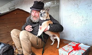 Hans-Jürgen Bergmann ist obdachlos gemeinsam mit seiner Ehefrau Petra und „Baron“. Alle drei freuen sich über ein Paket mit Herz. - Andreas Frücht