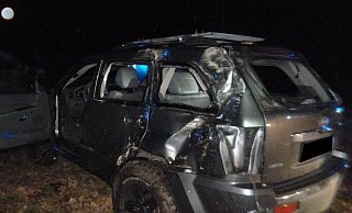 Der Jeep kam auf einer Grünfläche zum Stillstand. - Polizei Minden-Lübbecke