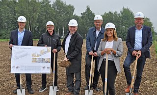 Stefan Michel (stellvertretender Technischer Leiter Brüderkrankenhaus/v. l.), Architekt Tom Naujak, die Geschäftsführer der Schule für Pflege und Gesundheit Jörg Meyer (In-Via-Akademie Paderborn) und Christoph Robrecht (BBT-Gruppe) sowie die Schulleiter Vivian Seidensticker und Matthias Hansjürgens freuen sich über den Neubau. - Brüderkrankenhaus St. Josef