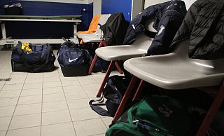 Die Umkleidekabinen am Holser Sportplatz bieten nur wenig Platz für die Spieler. Sie müssen auf Stühle ausweichen. - Björn Kenter