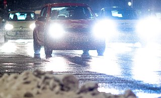 Autos fahren am frühen Wintermorgen eine Straße entlang. - Moritz Frankenberg/dpa