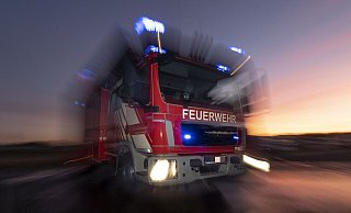 Der junge Autofahrer wurde bei dem Unfall schwer verletzt. - picture alliance/dpa