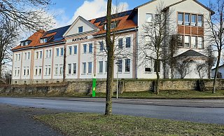 Setzrisse und Schäden am Fundament machen eine weitere Sanierung des Rathauses in Peckelsheim nötig. - Dieter Scholz