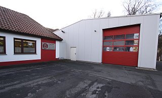 Die Fahrzeughalle rechts wurde 2011 gebaut. - Björn Kenter