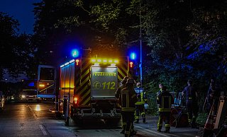 Zehn Quadratmeter Unterholz und Sträucher waren in einem Kleingarten in Schildesche in Brand geraten. - Paul Brinkmann