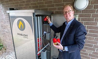 Trauerredner Martin Fryburg befüllt den Grablichtautomaten am Paderborner Hauptfriedhof Auf dem Dören. Dieser Automat wurde bereits 2011 aufgestellt, fünf weitere Geräte folgten vor Kurzem. - Niklas Tüns