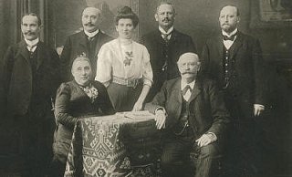 Familie Hesse um 1908 (hintere Reihe ganz rechts Julius Hesse, im Vordergrund die Eltern). - Privatbesitz