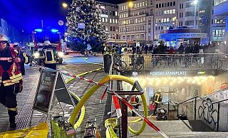 Die Feuerwehr hatte alle Hände voll zu tun, nachdem im unterirdischen Laden für Dekoartikel ein großes Feuer ausgebrochen war. - Barbara Franke