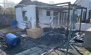 Die Flammen haben das Carport in der Straße Am Blumengraben zerstört. - Feuerwehr Steinheim