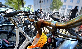 Das Archivbild zeigt eine Banderole bei einem Fahrrad in Bielefeld. - Andreas Frücht