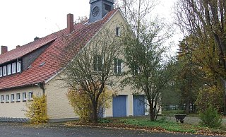 Regentropfen spiegeln sich vor der Alten Schule mit dem Türmchen. Das triste Novemberwetter spiegelt aktuell die Stimmung in Teilen Gestringens wider.Freitagabend war erst einmal die letzte Veranstaltung an diesem Ort. - Karsten Schulz